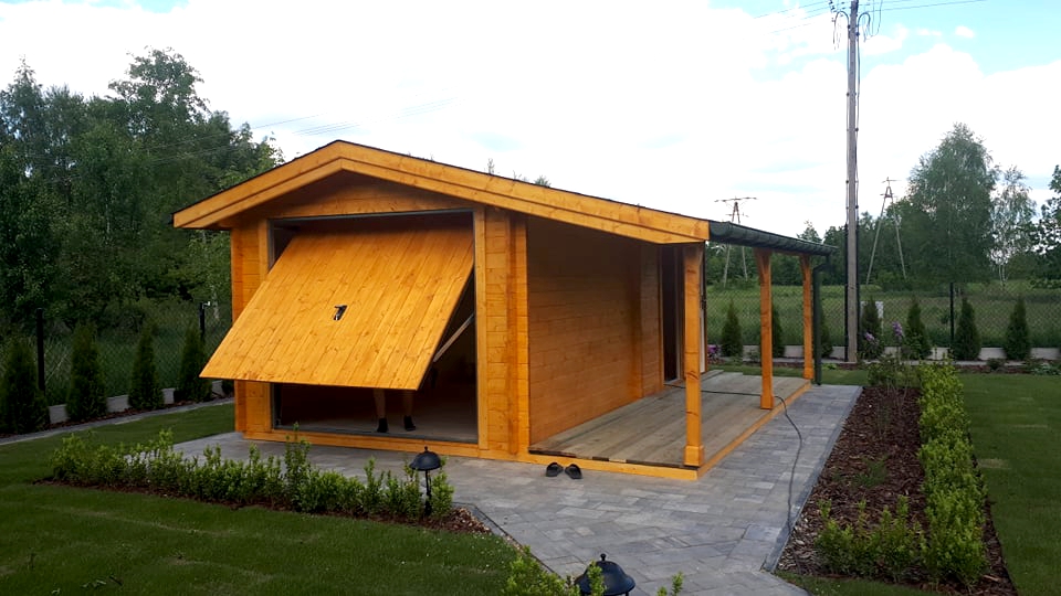Drewniany pawilon z otwartym wejściem.