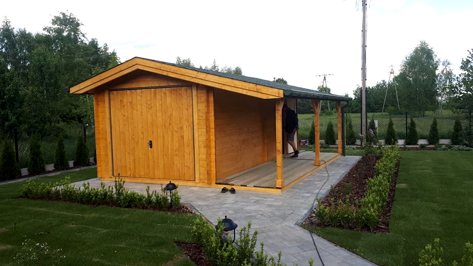 Drewniany garaż z zadaszeniem.