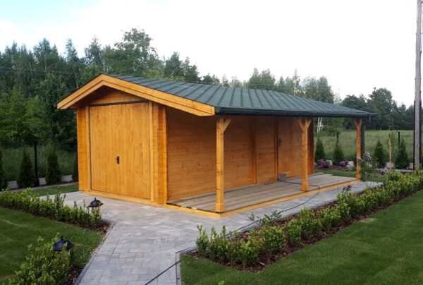 Drewniany, parterowy budynek z dachem dwuspadowym.