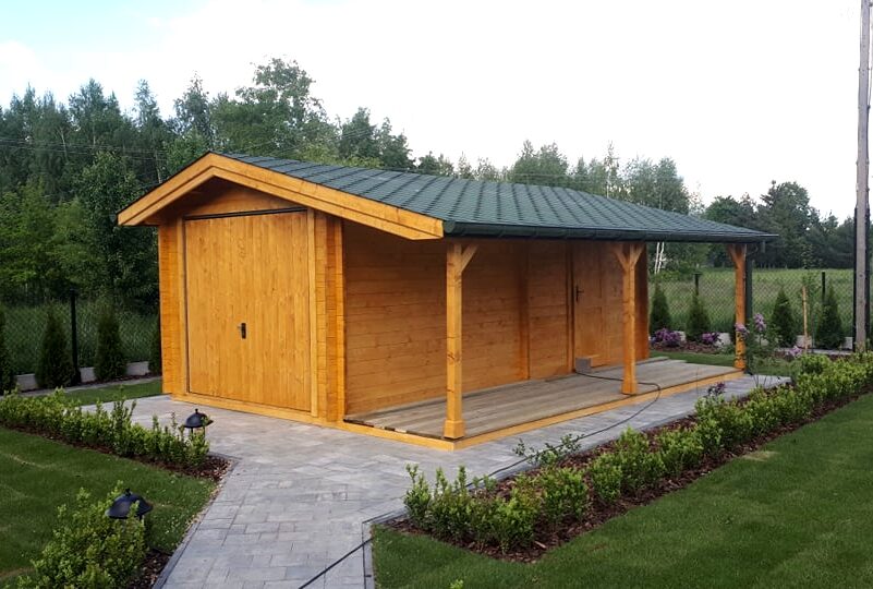 Drewniany, parterowy budynek z dachem dwuspadowym.