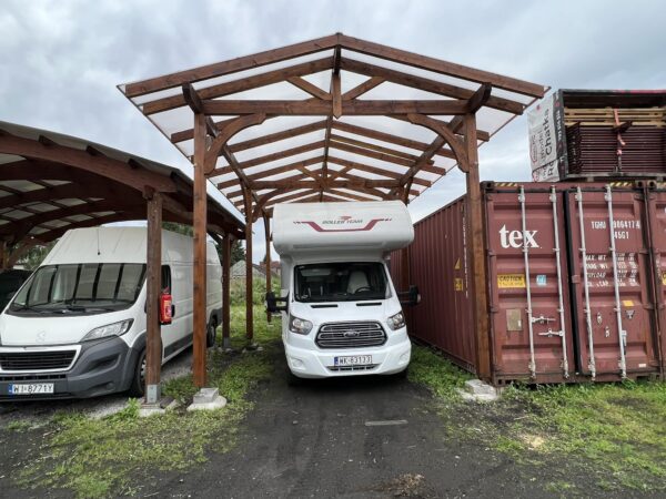 Drewniana wiata nad kamprem