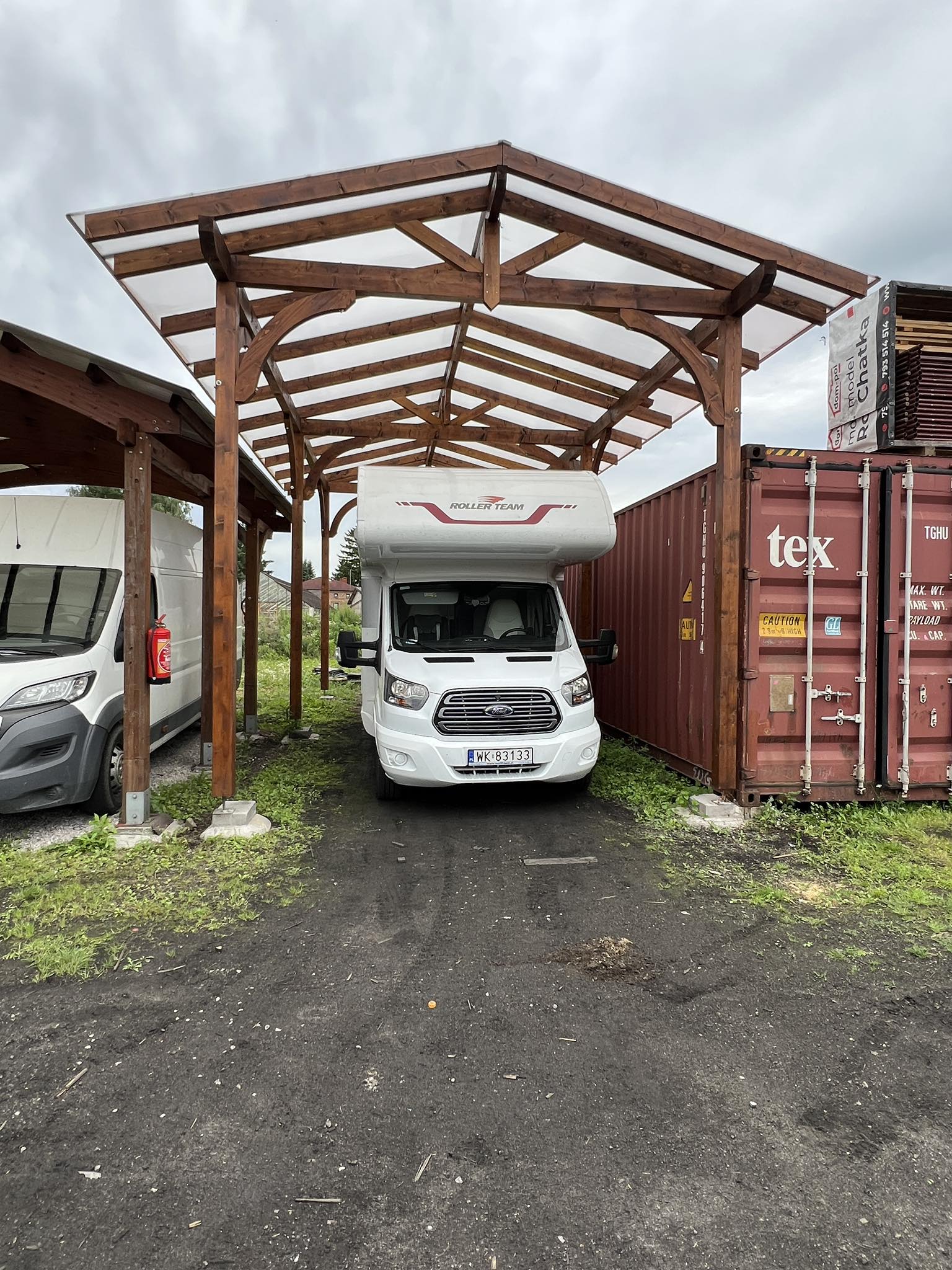 Drewniana wiata nad kamperem.