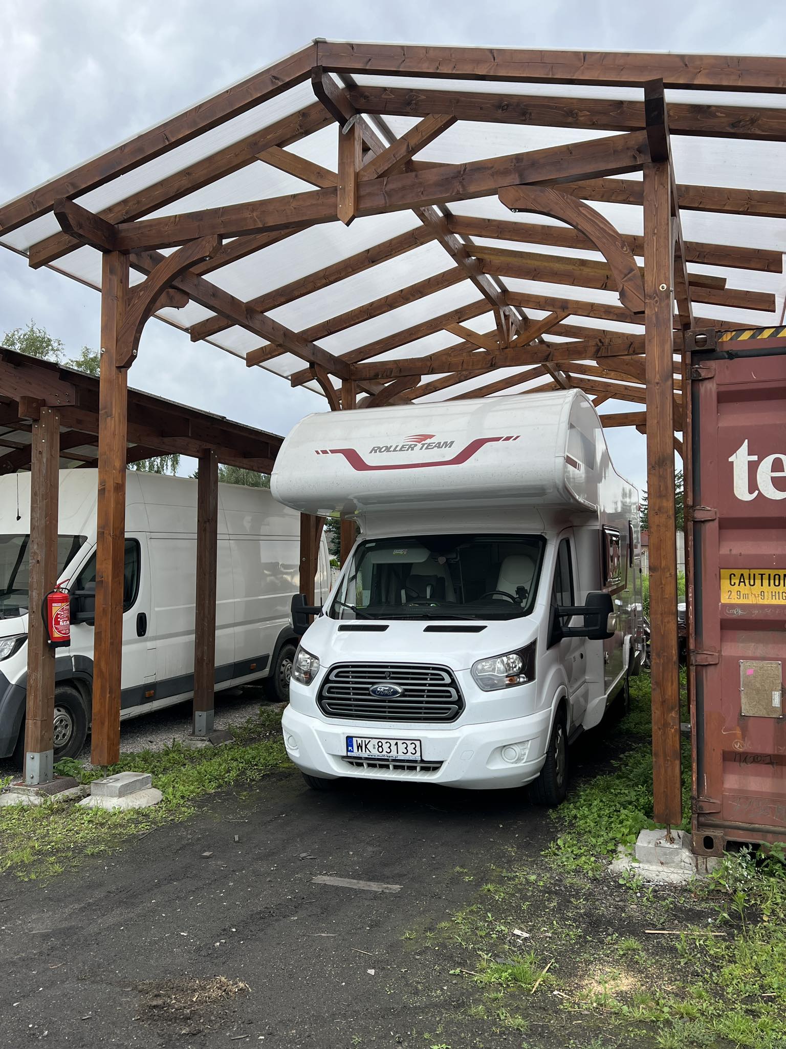 Drewniany dach, kamper, kontener.