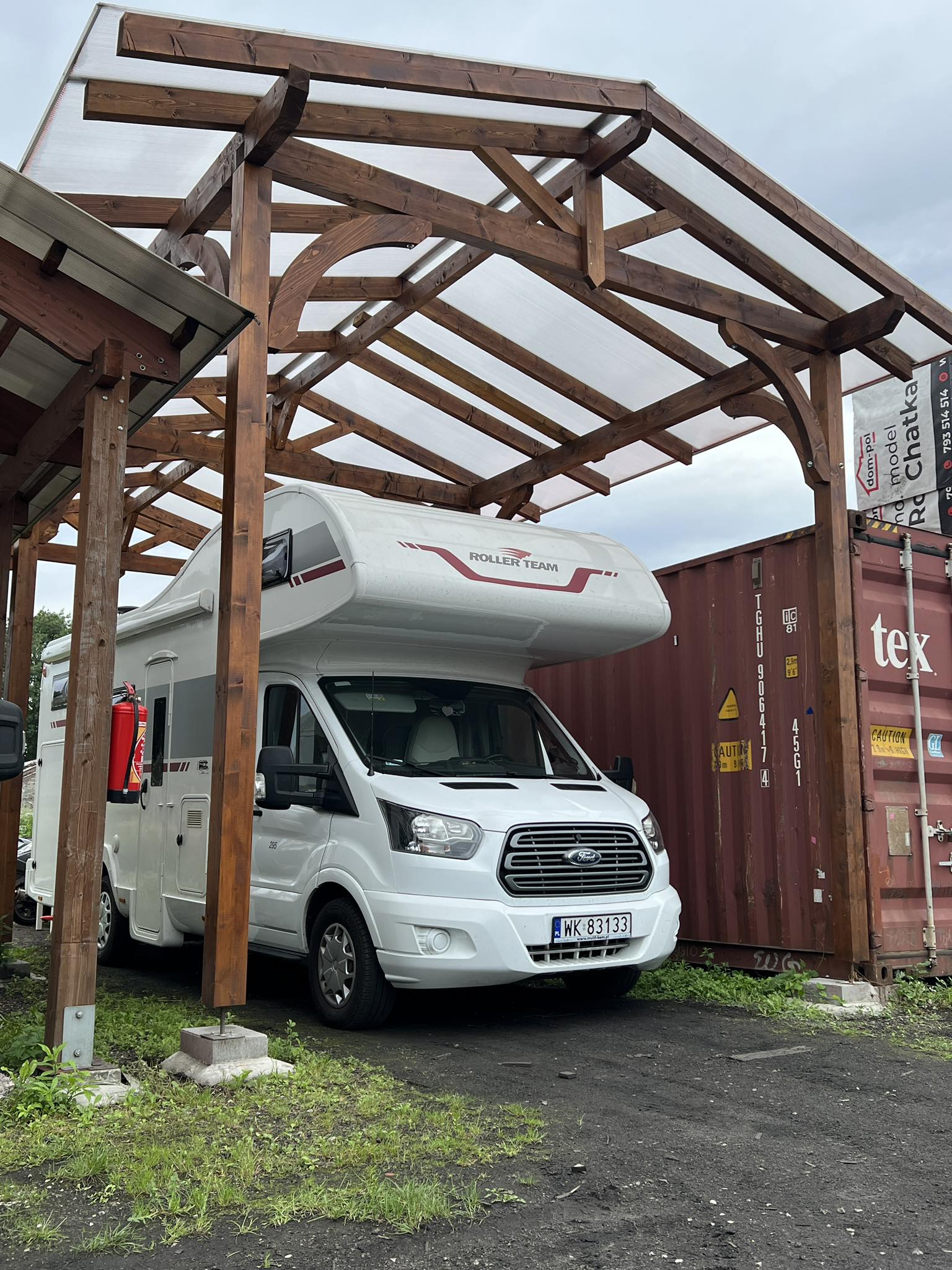 Drewniana wiata nad kamperem.