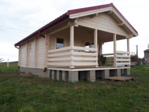 Drewniany dom na wsi.