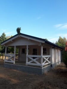 Drewniany dom z werandą.