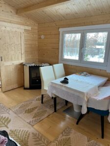 Drewniany wnętrze, stolik, krzesła.