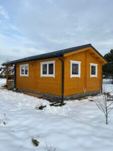 Drewniany dom na śniegu.