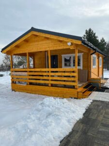 Drewniany domek na śniegu.