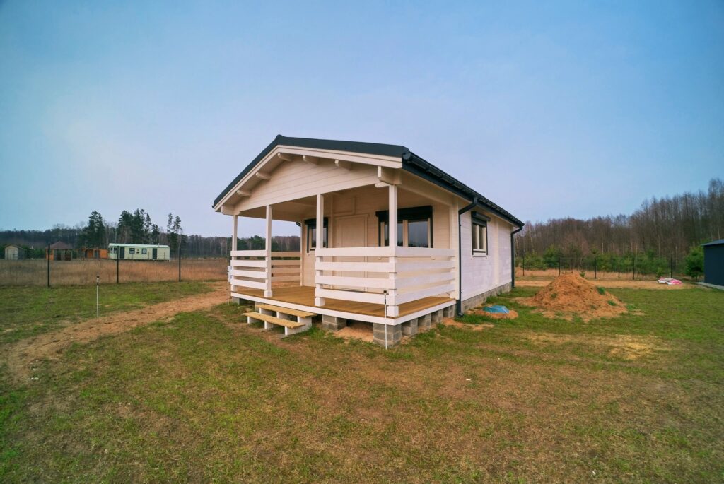 Drewniany dom z werandą na wsi.