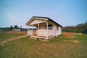 Drewniany dom z werandą na wsi.