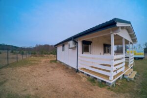 Mały, białe budynek na drewnianej konstrukcji.