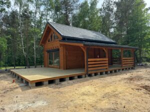 Drewniany dom z bali w lesie.