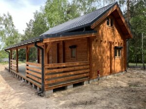 Drewniany dom z bali w lesie.