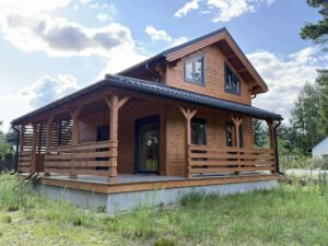 Drewniany dom z tarasem.