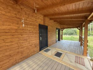 Drewniany dom z tarasem.