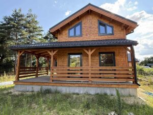 Drewniany dom z tarasem.