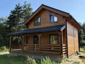 Drewniany dom z tarasem.