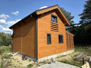 Drewniany dom z tarasami.