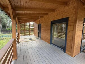 Drewniany taras z shutrami.