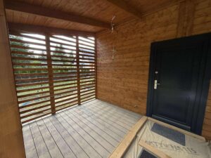 Drewniane wnętrze i taras.