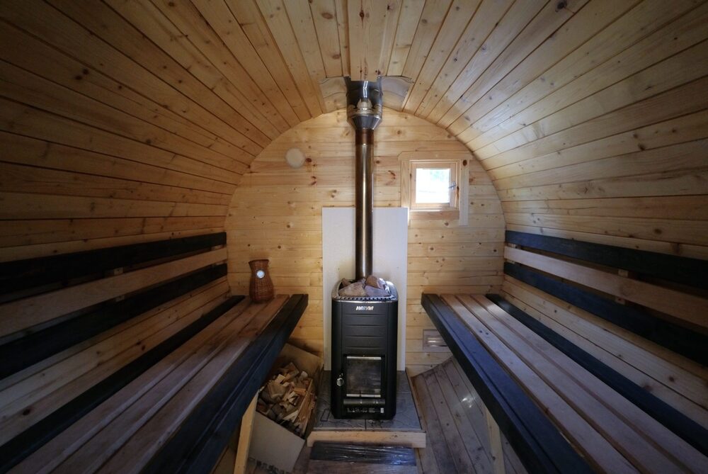 Drewniany dom saunowy.