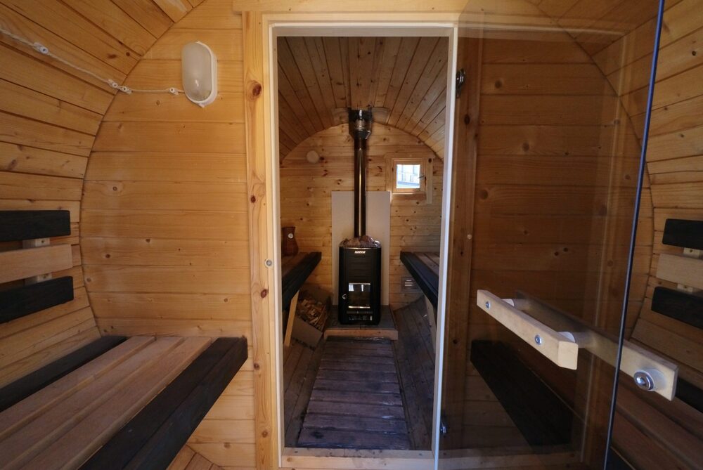 Drewniane wnętrze sauny.