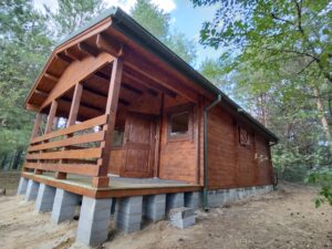 Drewniany, domek w lesie.