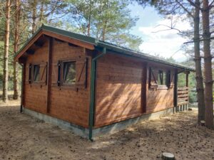 Drewniany domek w lesie.