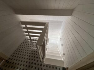 Schody, oświetlenie, belkowanie.