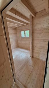 Drewniane wnętrze domku.