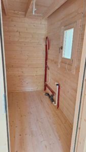 Drewniana kabina prysznicowa.