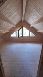 Drewniany strop z oknami