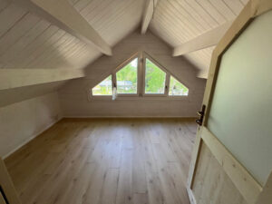 Drewniany strop w kształcie trójkąta.