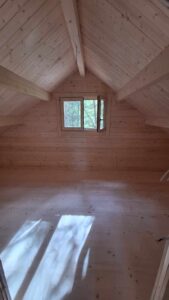 Drewniane wnętrze, okno.