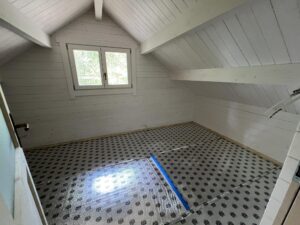 Strop pokryty białymi deskami.