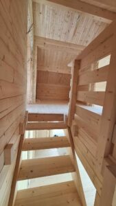 Drewniane wnętrze ze schodami.