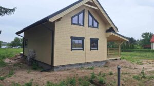 Drewniany dom z dużymi oknami.