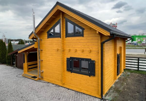 Drewniany dom na wzgórzu.