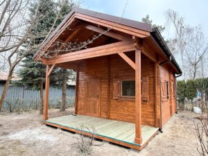 Drewniana chatka z dachem.