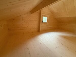 Drewniane wnętrze chatki.