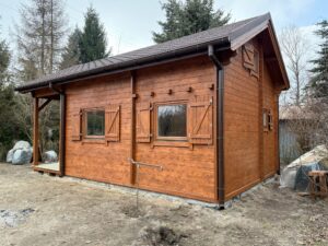 Drewniana chata w lesie.