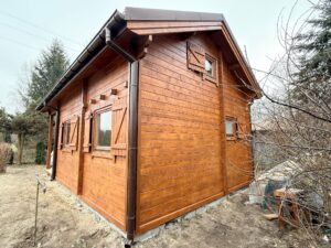 Drewniana chata z dachem.