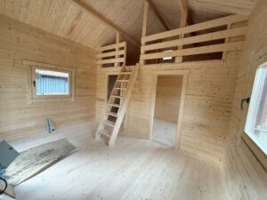 Drewniany budynek z antresolą.