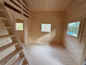 Drewniana chatka w lesie.