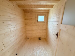 Drewniany domek z oknem.