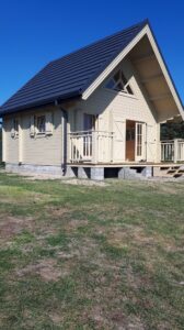 Drewniany dom na wsi.