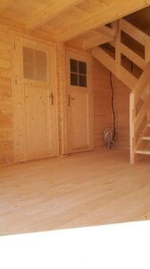 Drewniane wnętrze budynku.