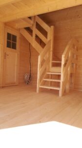 Drewniane wnętrze z schodami.