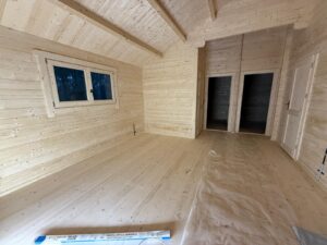 Drewniane wnętrze domu.